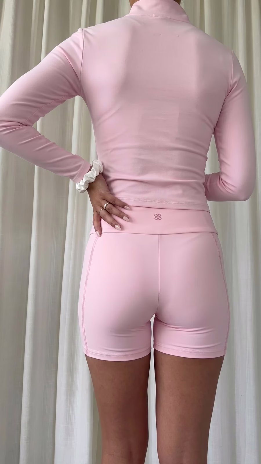 SCULPT High-Waisted Short Ciclista · Rosa en color Rosa - Detalle de tejido y compresión | AYA