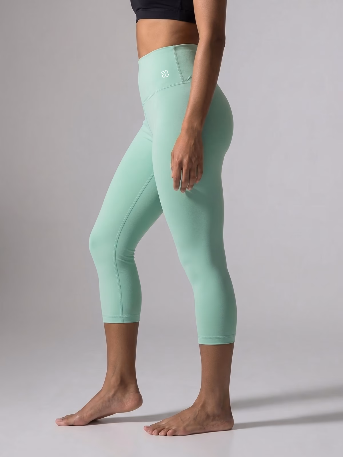 SCULPT High-Waisted Legging Capri · Verde Menta en color Verde Menta - Vista lateral y silueta | AYA