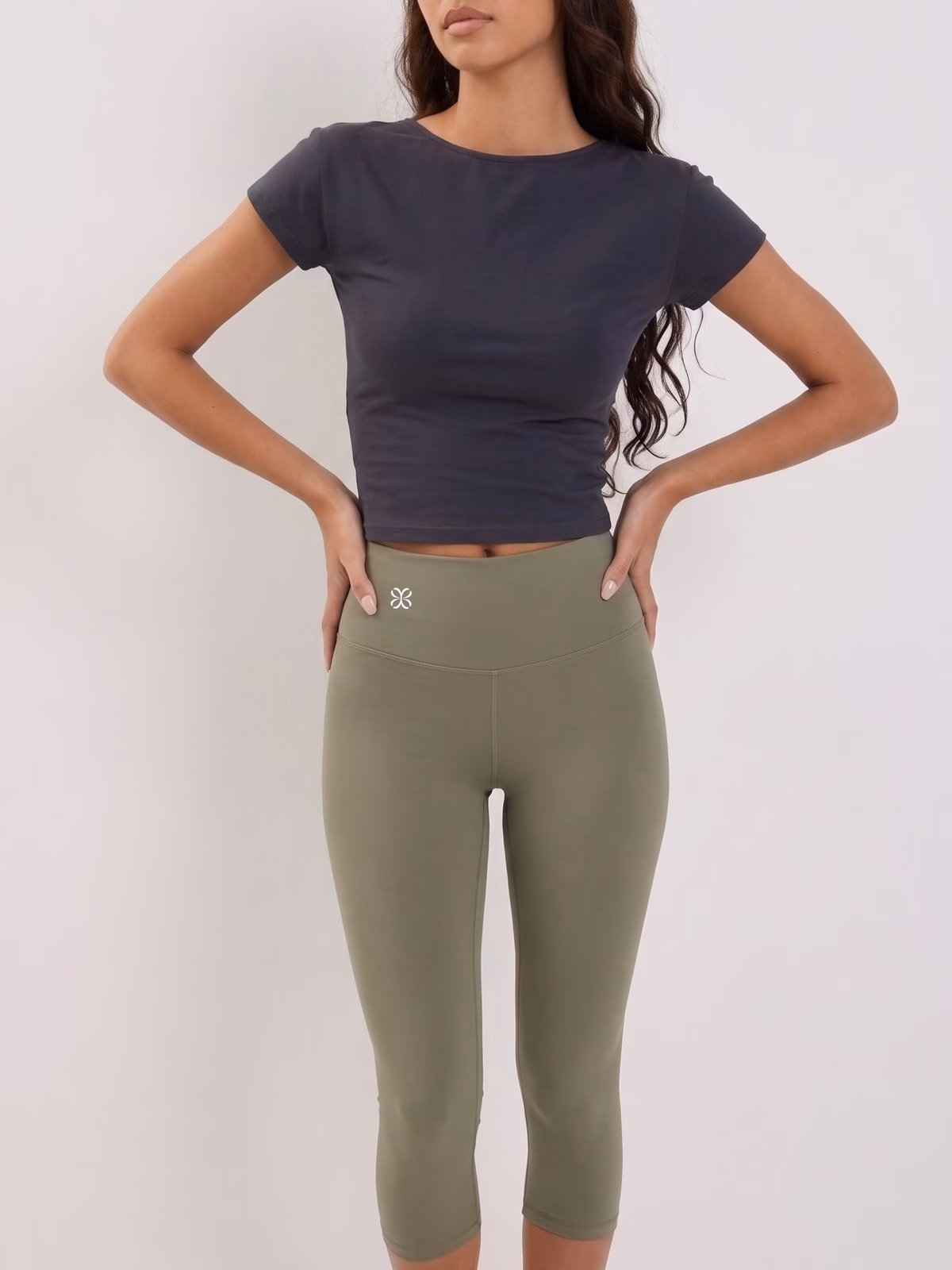SCULPT High-Waisted Legging Capri · Verde Salvia en color Verde Salvia - Puesta en modelo en movimiento | AYA