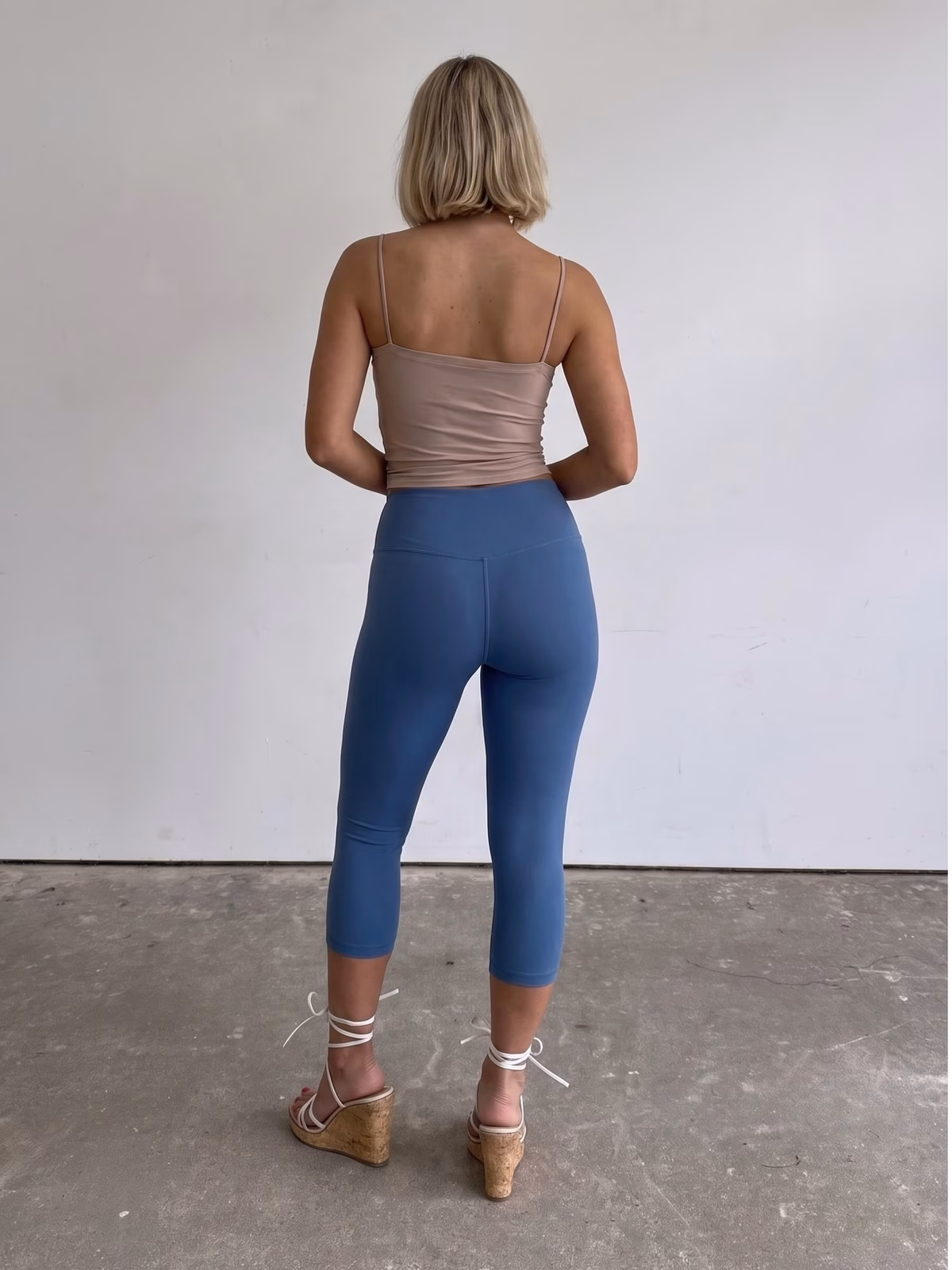 SCULPT High-Waisted Legging Capri · Azul Marino en color Azul Marino - Vista posterior y espalda | AYA