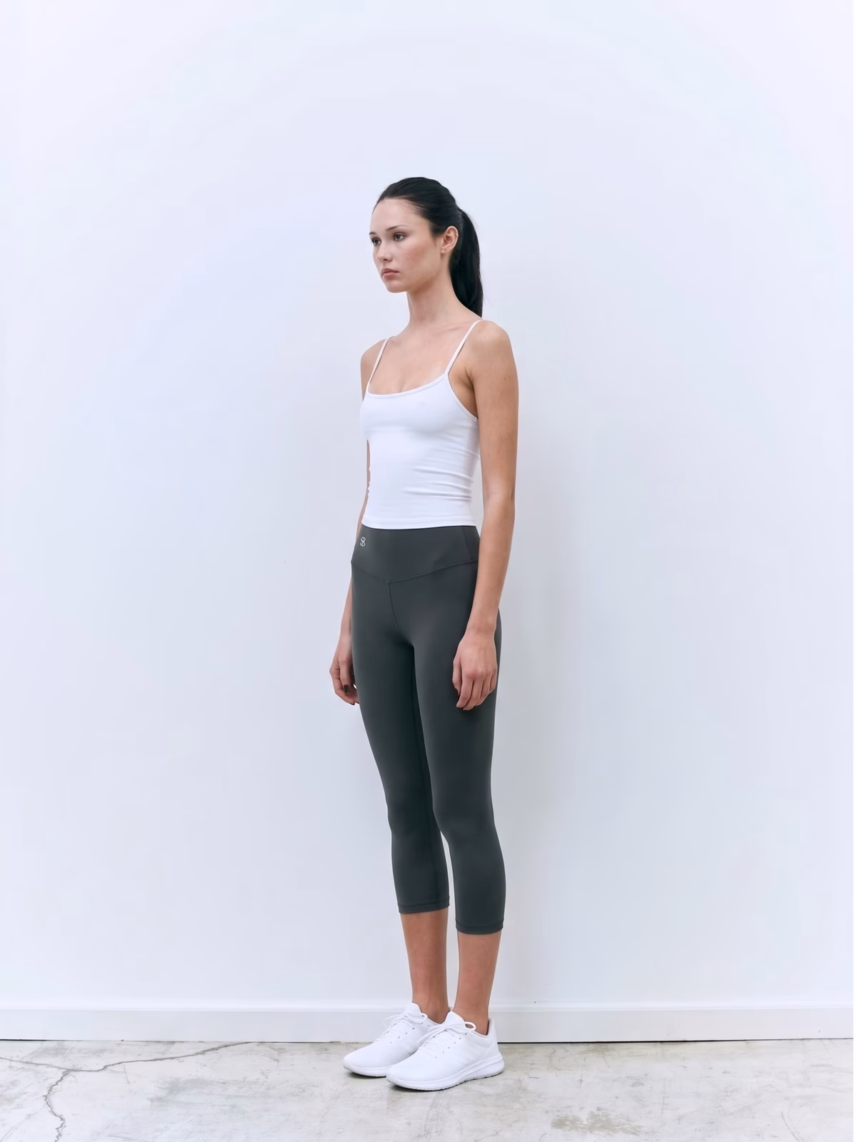 SCULPT High-Waisted Legging Capri · Gris Marengo en color Gris Marengo - Detalle de tejido y compresión | AYA