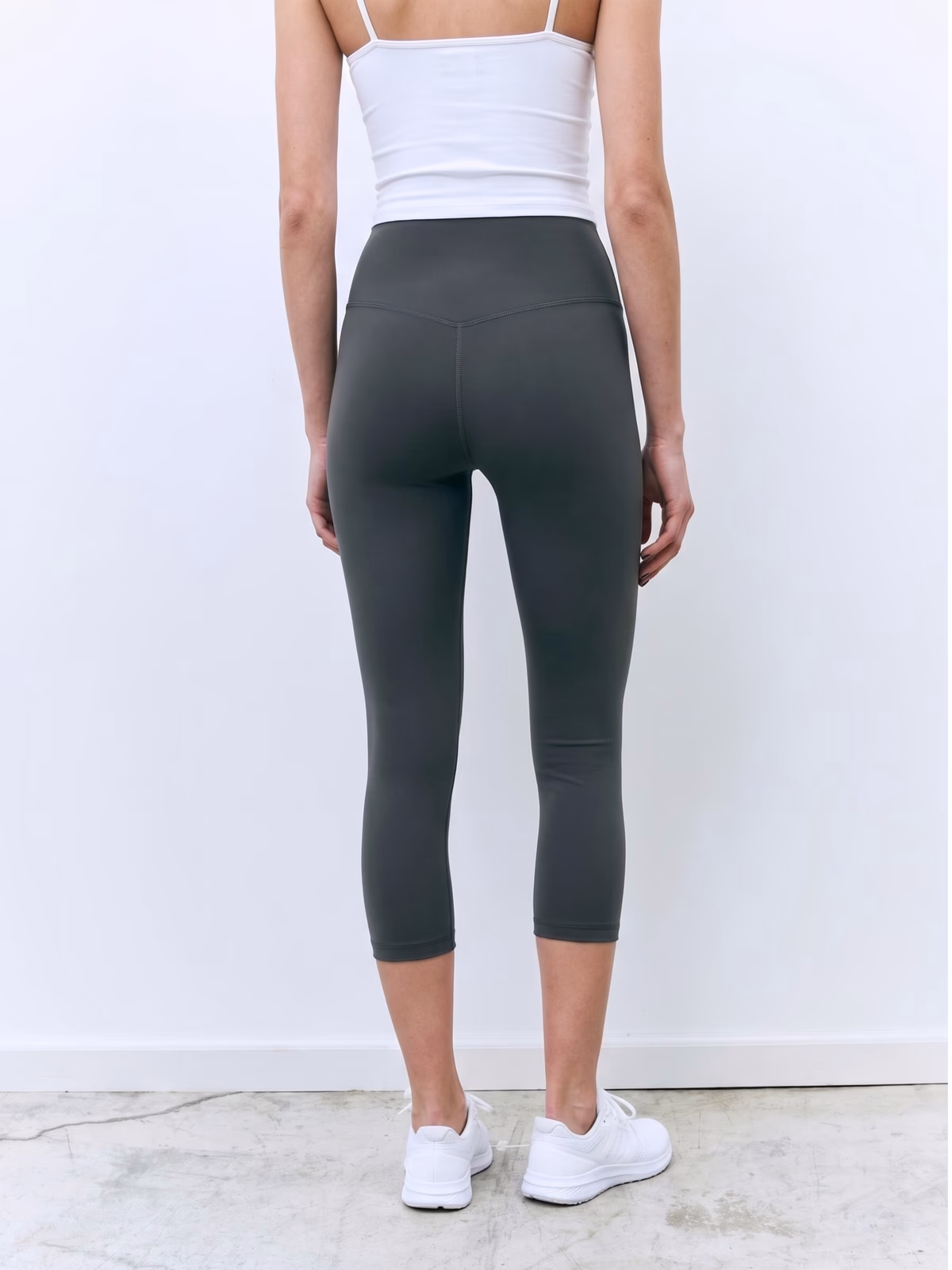 SCULPT High-Waisted Legging Capri · Gris Marengo en color Gris Marengo - Vista frontal de estudio | AYA