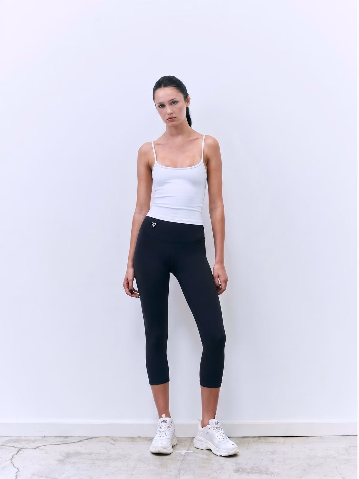 SCULPT High-Waisted Legging Capri · Negro en color Negro - Vista lateral y silueta | AYA