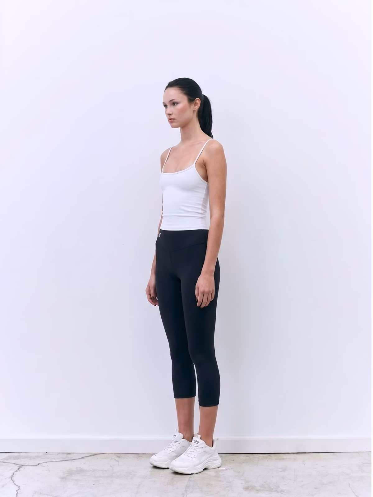 SCULPT High-Waisted Legging Capri · Negro en color Negro - Detalle de tejido y compresión | AYA