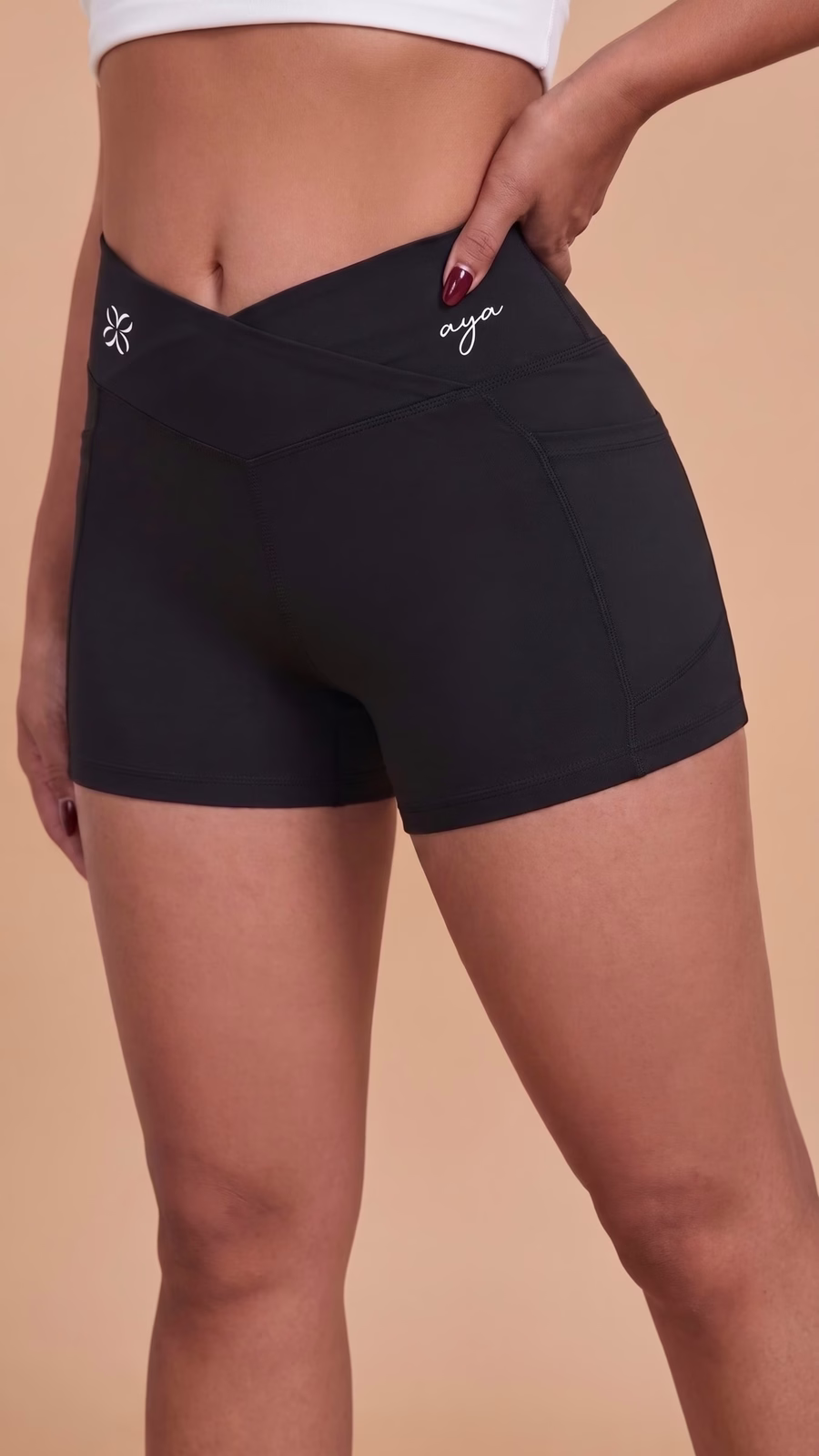 SCULPT Short Studio con Bolsillo · Negro en color Negro - Vista frontal de estudio | AYA
