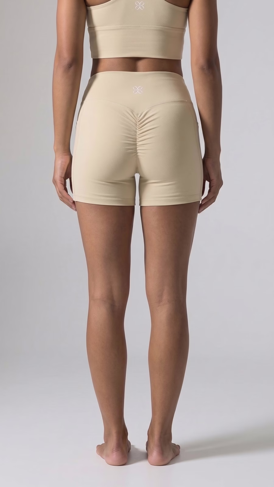 SCULPT Short Studio con Bolsillo · Albaricoque Claro en color Albaricoque Claro - Vista frontal de estudio | AYA