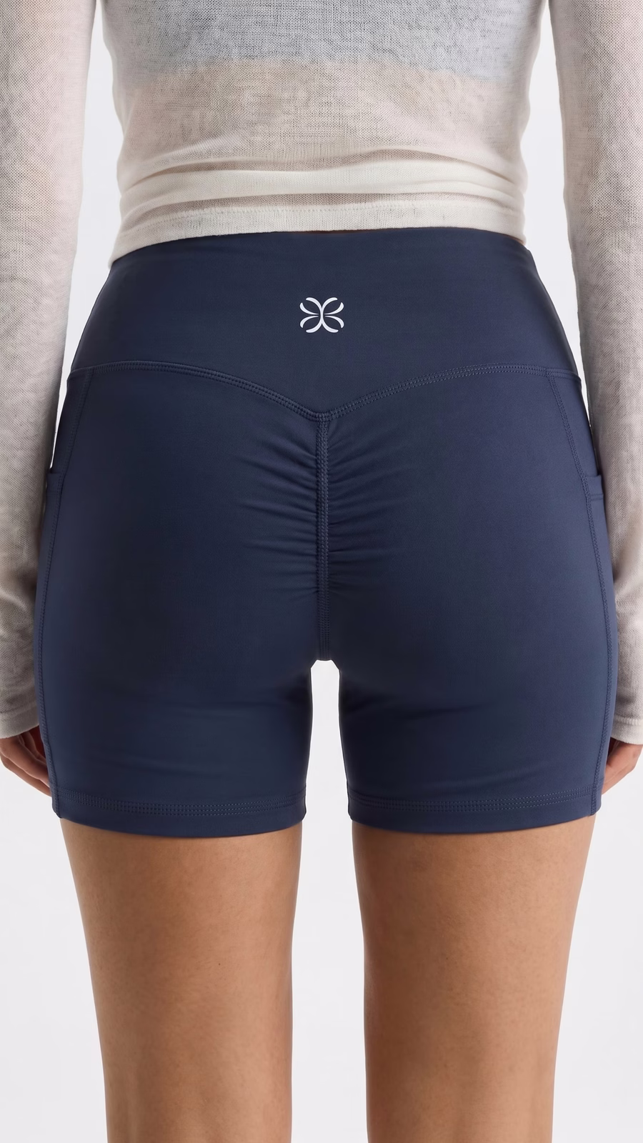SCULPT Short Studio con Bolsillo · Azul Marino en color Azul Marino - Puesta en modelo en movimiento | AYA