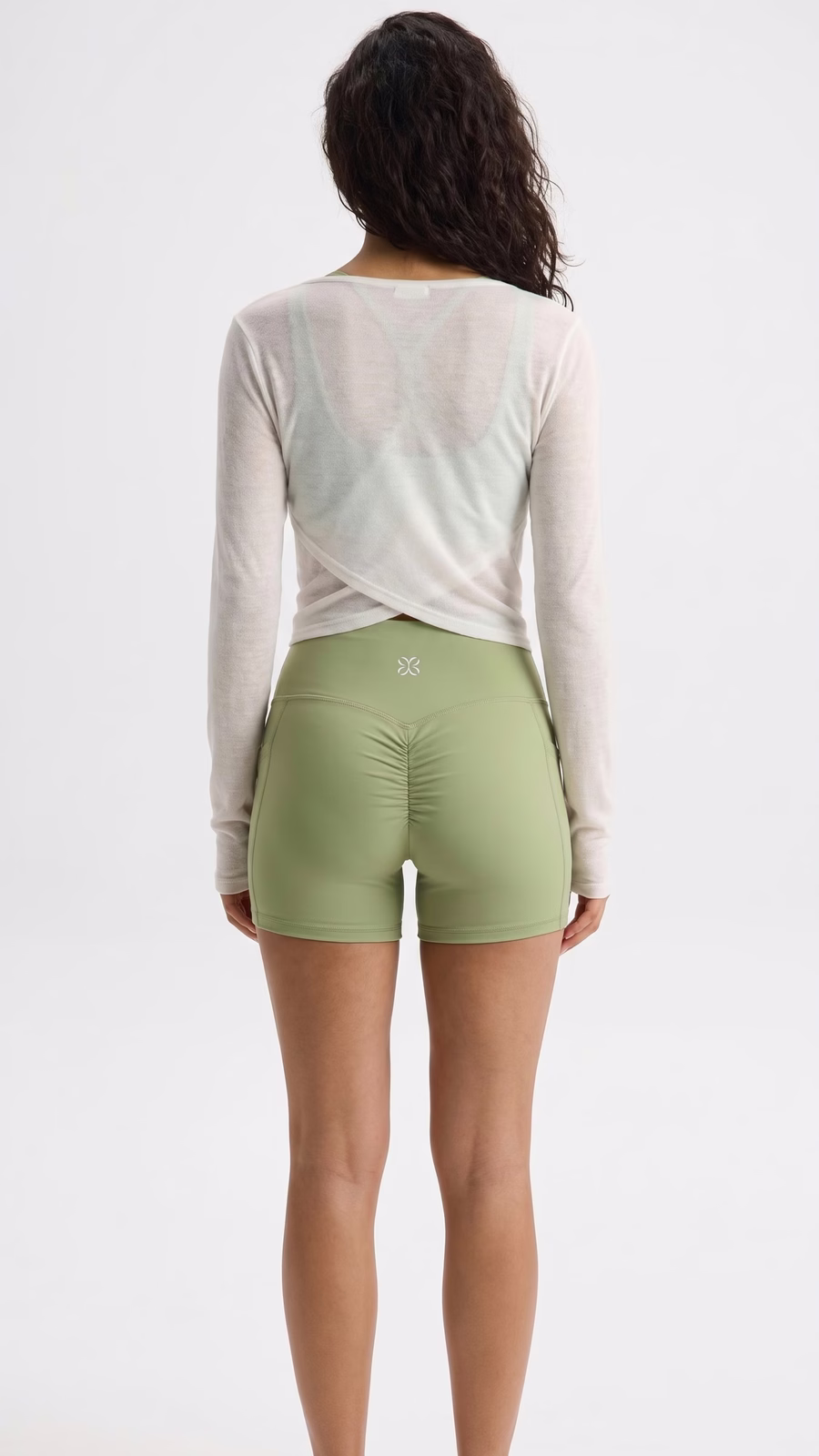 SCULPT Short Studio con Bolsillo · Verde Salvia en color Verde Salvia - Vista lateral y silueta | AYA