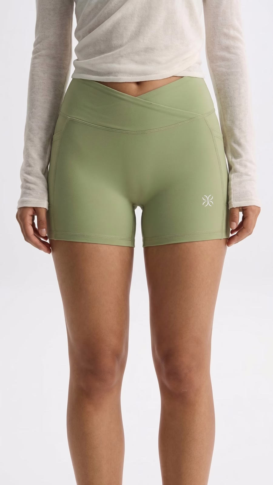 SCULPT Short Studio con Bolsillo · Verde Salvia en color Verde Salvia - Vista posterior y espalda | AYA