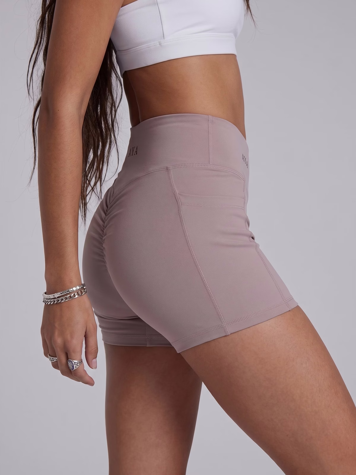SCULPT Short Técnico con Bolsillo · Púrpura Ceniza en color Púrpura Ceniza - Detalle de tejido y compresión | AYA