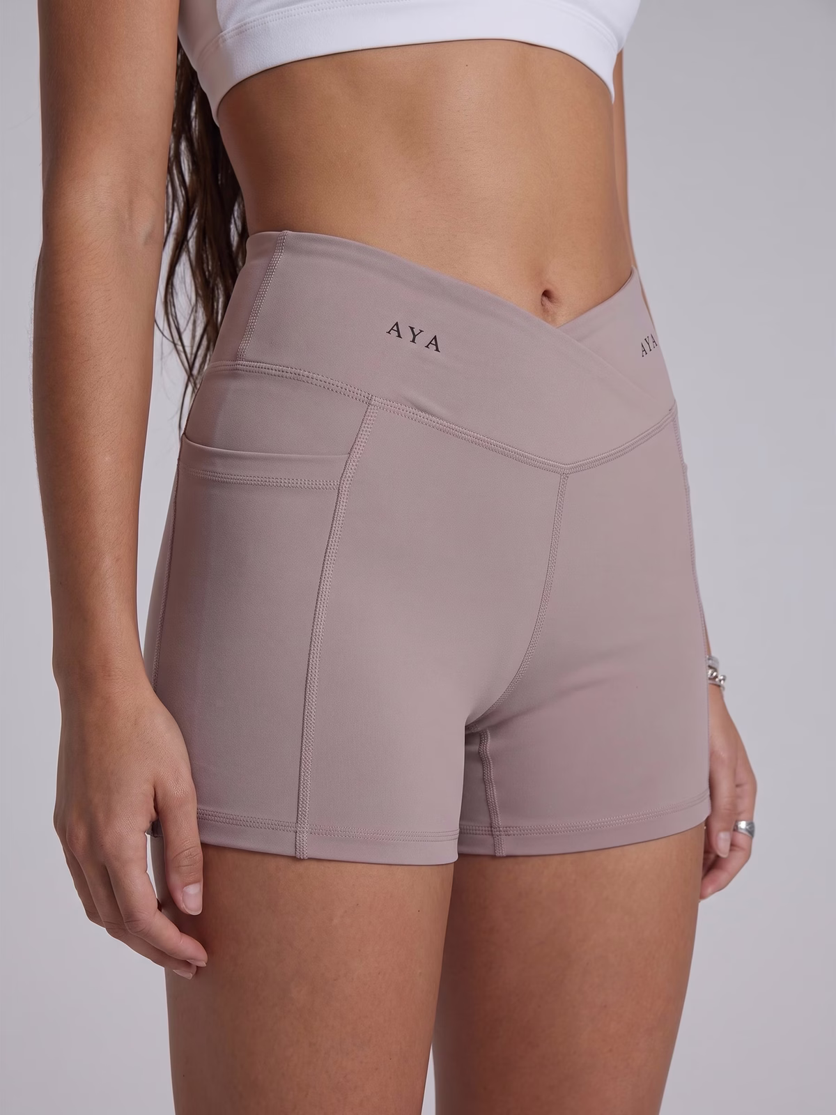 SCULPT Short Técnico con Bolsillo · Púrpura Ceniza en color Púrpura Ceniza - Vista frontal de estudio | AYA