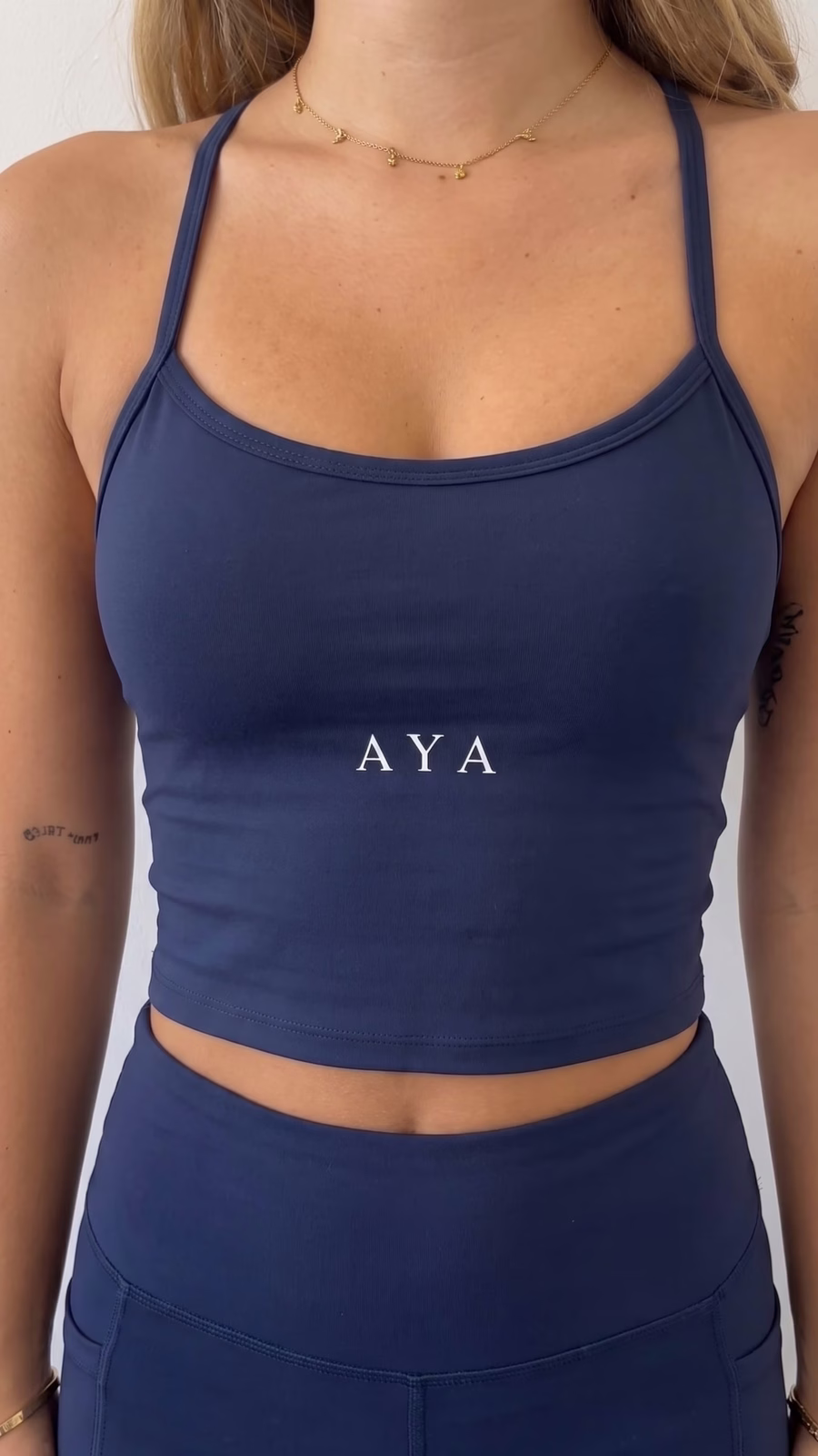 AURA Top Tirantes Studio · Azul Marino en color Azul Marino - Puesta en modelo en movimiento | AYA