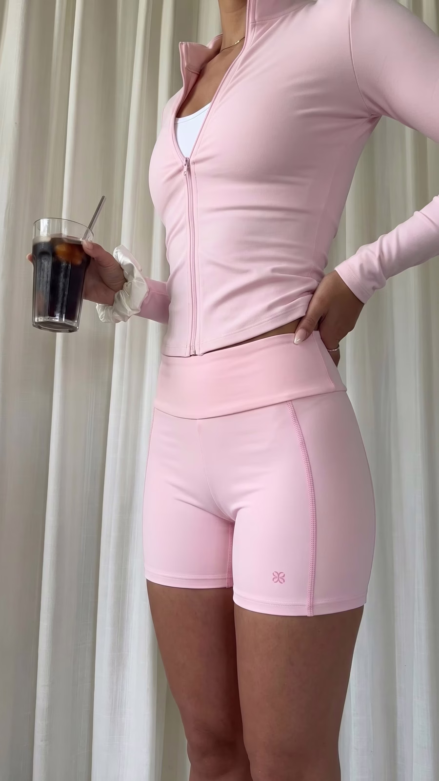 SCULPT High-Waisted Short Ciclista - Vista frontal de estudio | AYA
